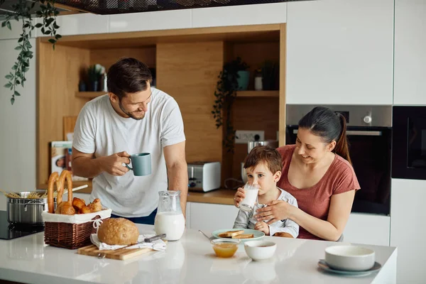 Happy Family Enjoying While Having Breakfast Together Morning Home — 스톡 사진
