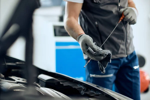 Close Auto Mechanic Checking Oil Level Car Engine While Working —  Fotos de Stock