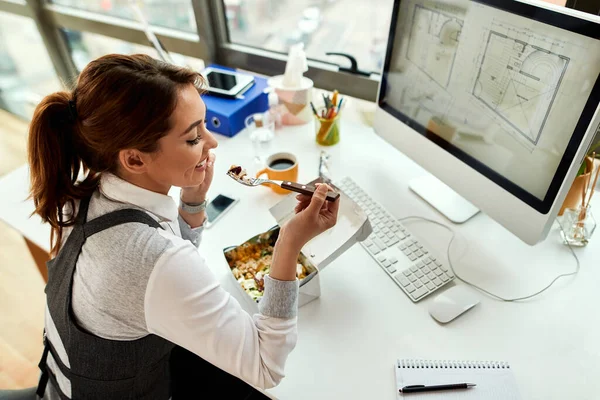 High Angle View Happy Female Entrepreneur Eating Salad Lunch Break —  Fotos de Stock