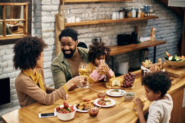Happy Black Parents Toasting Wineglasses While Sitting Kids Dining Table — Foto de Stock