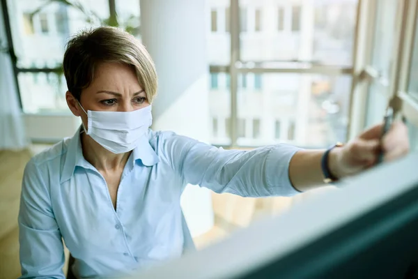 Businesswoman Wearing Face Mask While Working Desktop Office — 스톡 사진