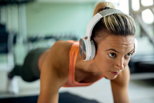 Close Sportswoman Plank Pose Exercising Gym —  Fotos de Stock