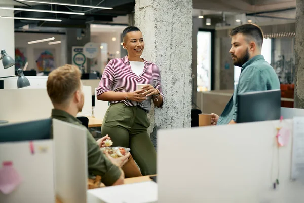 Happy African American Businesswoman Communicating Her Colleagues While Drinking Coffee — ストック写真