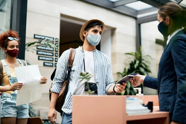 Young Couple Checking Hotel While Traveling Coronavirus Pandemic Focus Man — Foto Stock