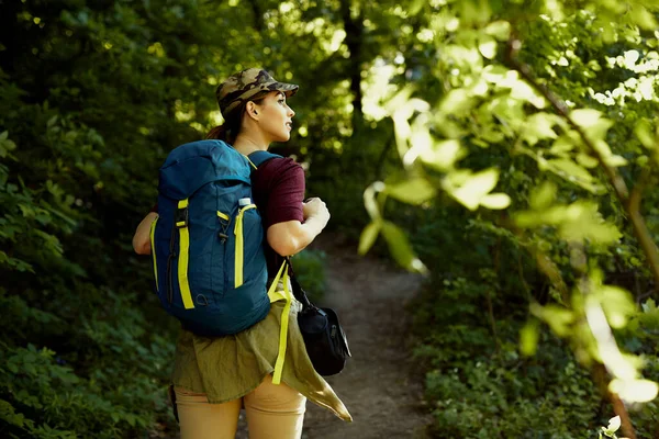 Rear View Woman Carrying Backpack While Hiking Woods — стоковое фото