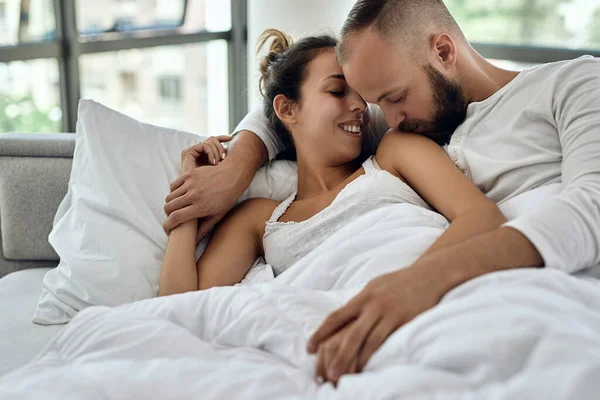 Young Couple Love Lying Embraced Bed Man Kissing His Girlfriend — Foto Stock
