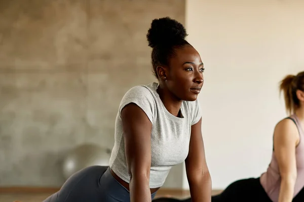 Young African American Sportswoman Stretching Exercise Class Health Club — Fotografia de Stock