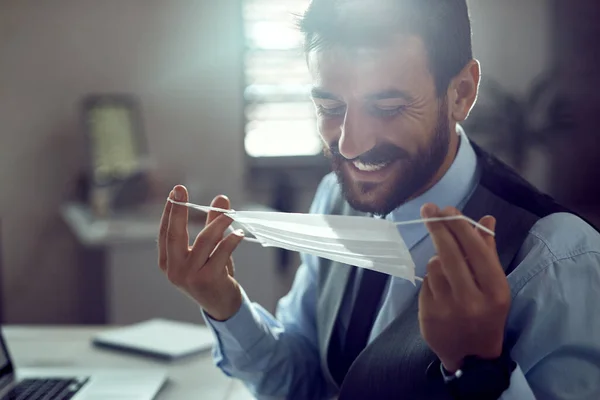 Happy Entrepreneur Preparing Work Putting Face Mask Office Covid Epidemic — Photo