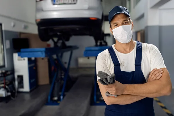 Confident Car Mechanic Wearing Protective Face Mask While Working Repair — ストック写真
