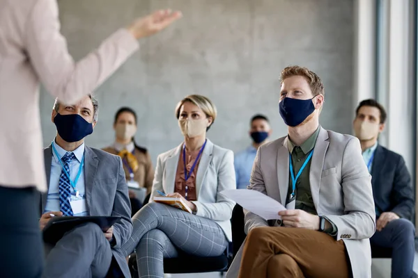 Happy Business People Wearing Protective Face Mask While Attending Seminar — Stock Photo, Image