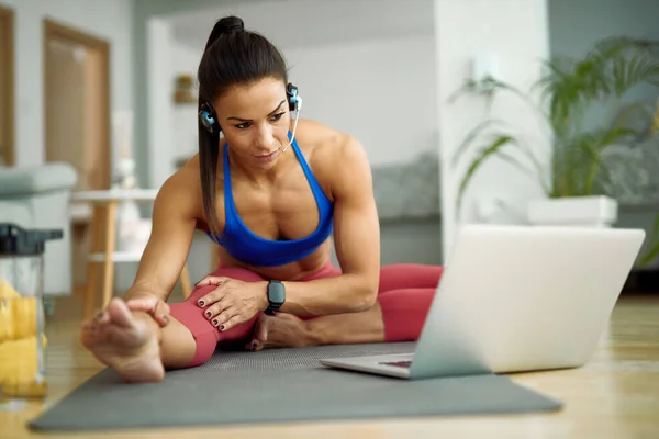 Jonge Atletische Vrouw Uit Werken Tijdens Het Volgen Van Online — Stockfoto