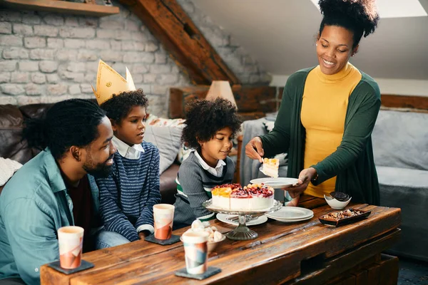 Happy African American Family Celebrating Boy Birthday Home Mother Slicing — Foto de Stock