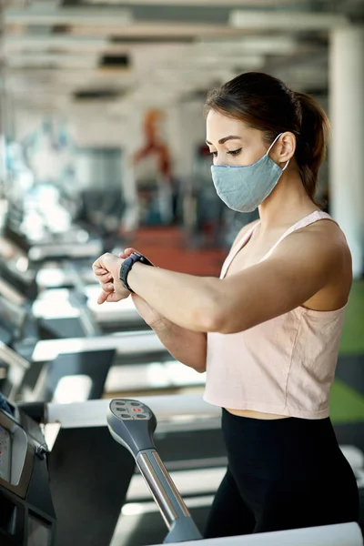 Sportswoman Adjusting Smart Watch While Preparing Running Treadmill Gym She — Photo