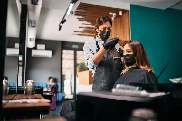 Hairdresser Her Female Customer Wearing Protective Face Masks Hair Treatment — Fotografia de Stock