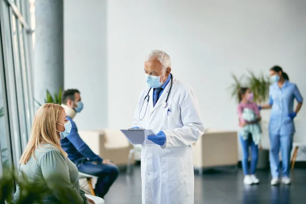 Senior Doctor Going Patient Medical Data While Talking Her Waiting — Foto Stock