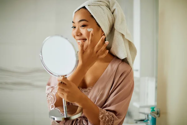 Young Asian Woman Taking Care Her Facial Skin Applying Moisturizer — 图库照片