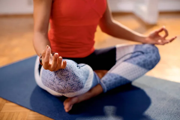 Close Athletic Woman Practicing Yoga Home Workout — Fotografia de Stock