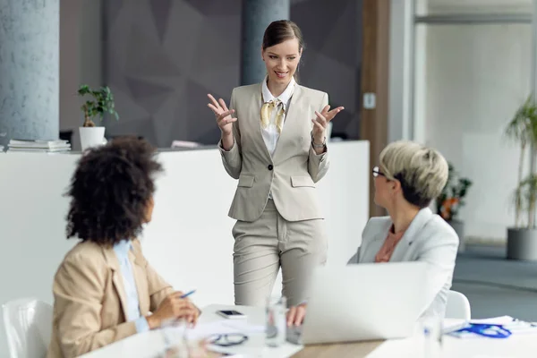 Group Businesswomen Communicating Meeting Office Focus Young Businesswoman Who Explaining — Φωτογραφία Αρχείου