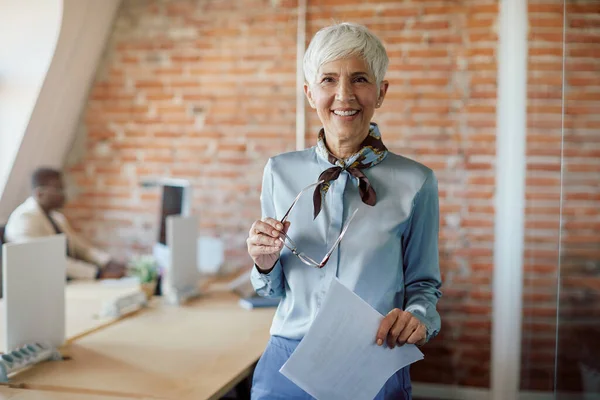 Portrait Happy Senior Businesswoman Working Corporate Office Looking Camera — Stok fotoğraf