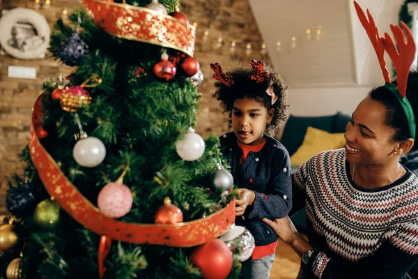 Happy African American Mother Daughter Enjoying Decorating Christmas Tree Home — Foto de Stock