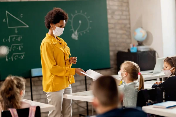 Happy Black Teacher Her Students Wearing Protective Face Mask Classroom — Foto Stock