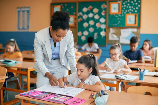 African American Female Teacher Assisting Schoolgirl Class Elementary School — Stok Foto