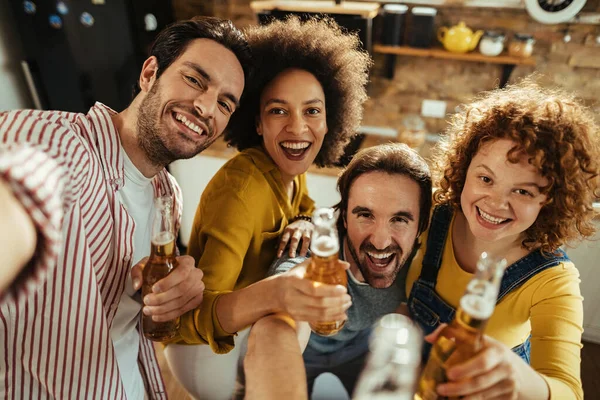 Група Щасливих Друзів Ють Пиво Розважаються Приймаючи Селфі Вдома — стокове фото