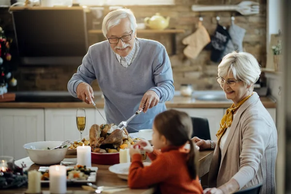 Happy Senior Man Carving Turkey Thanksgiving Family Lunch Home — Foto Stock