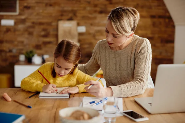Mid Adult Mother Homeschooling Her Daughter Assisting Her Drawing Home — Foto de Stock