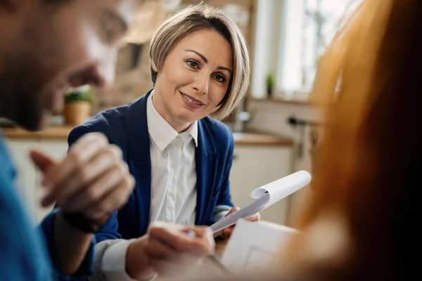 Smiling Insurance Agent Going Paperwork Communicating Her Clients Meeting — Foto Stock