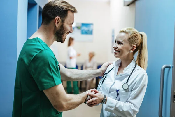 Happy Female Doctor Greeting Her Colleague Handshaking Him Hospital Lobby — Foto de Stock