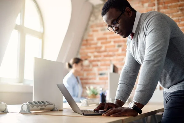 African American Businessman Working Laptop Corporate Office — стоковое фото