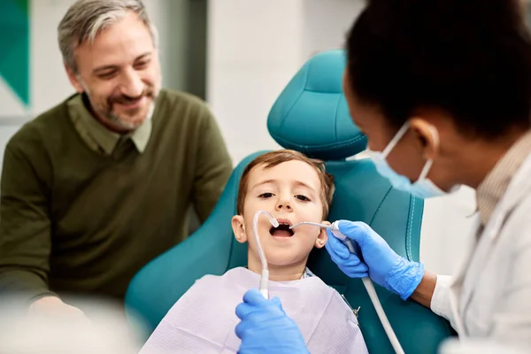 Small Boy Having Dental Examination Dental Clinic While His Father — Stockfoto