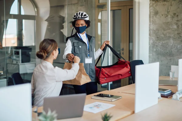Black Female Deliverer Wearing Protective Face Mask While Delivering Lunch — 스톡 사진