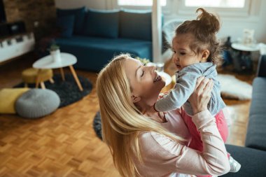 Tasasız anne ve kız evde birlikte vakit geçirirken eğleniyorlar.. 