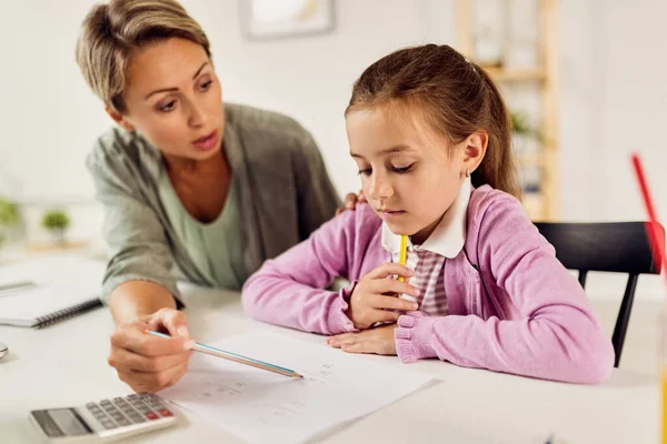 Young Mother Explaining Mathematic Her Daughter While Homeschooling Virus Epidemic — Foto de Stock