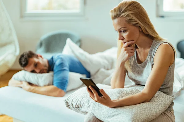 Displeased Woman Reading Text Message Cell Phone While Her Boyfriend — Foto de Stock