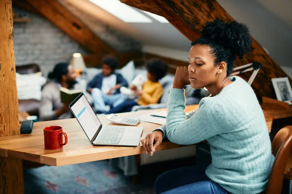 Afro Amerikaanse Vrouw Denken Tijdens Het Lezen Van Problematische Mail — Stockfoto