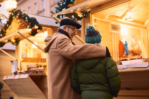 Happy Senior Man Talking His Grandson While Buying Food Christmas —  Fotos de Stock