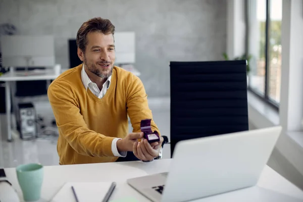 Happy Businessman Proposing His Girlfriend Video Call Laptop His Office — Φωτογραφία Αρχείου