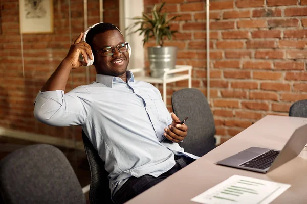 Happy African American Businessman Using Smart Phone Working Laptop While — Zdjęcie stockowe