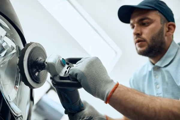 Close Auto Mechanic Polishing Car While Working Workshop —  Fotos de Stock