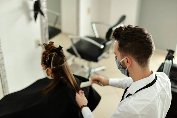 High Angle View Hairstylist Taking Care Woman Hair Covid Epidemic — Zdjęcie stockowe
