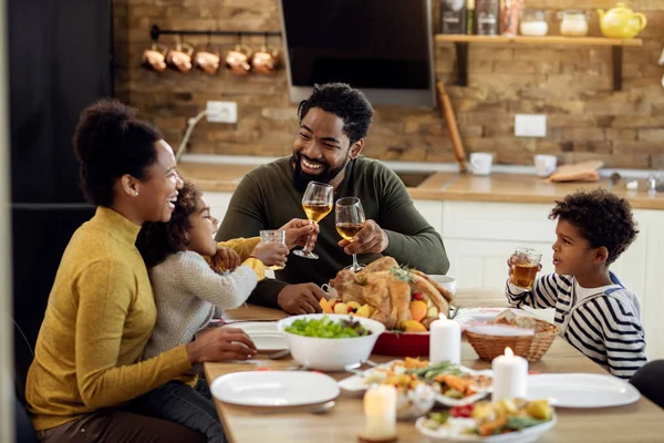 Happy Black Parents Kids Toasting While Celebrating Thanksgiving Day Family — Foto de Stock