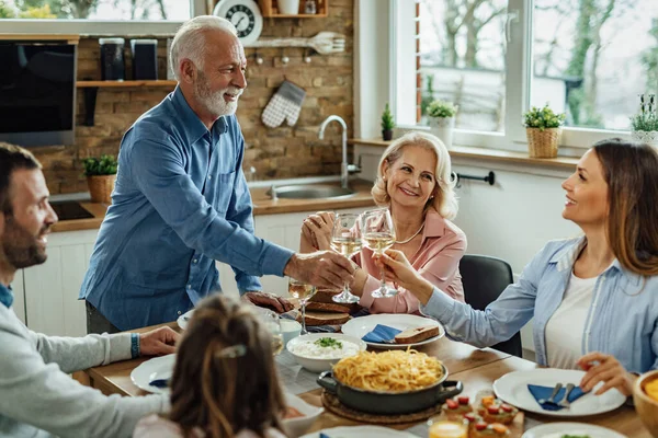 Szczęśliwa Wielopokoleniowa Rodzina Razem Lunch Jadalni Starszy Mężczyzna Degustuje Dorosłą — Zdjęcie stockowe