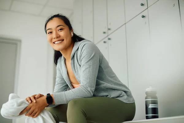 Happy Asian Athletic Woman Sitting Dressing Room Exercising Gym Looking — Fotografie, imagine de stoc