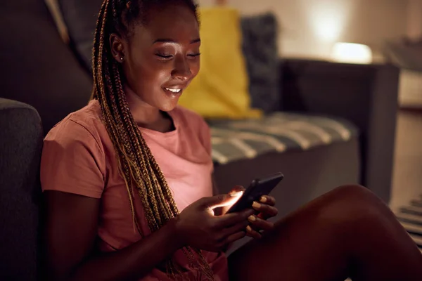 Young African American Woman Using Smart Phone While Relaxing Evening — 图库照片