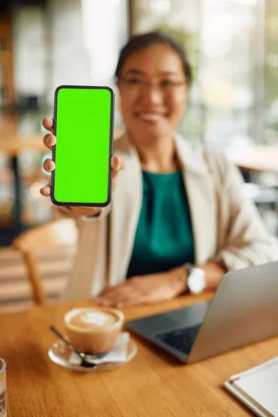 Close Businesswoman Showing Green Blank Touchscreen Her Mobile Phone — 图库照片