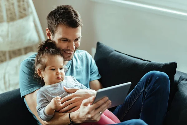 Young Happy Father Daughter Relaxing Home Using Digital Tablet — Stockfoto