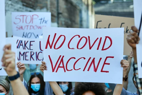 Crowd People Carrying Banners While Protesting Coronavirus Vaccination City Streets — Foto de Stock